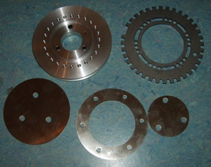 die scheibe unten/mitte muss nachgefeilt werden, da hat der fertiger einen kleinen versatz reingebastelt.