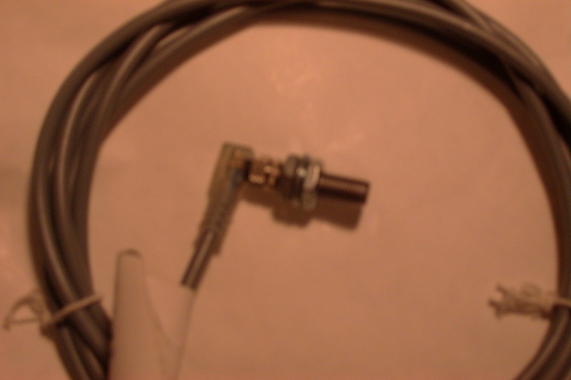 Sensor mit angeschraubtem Kabel