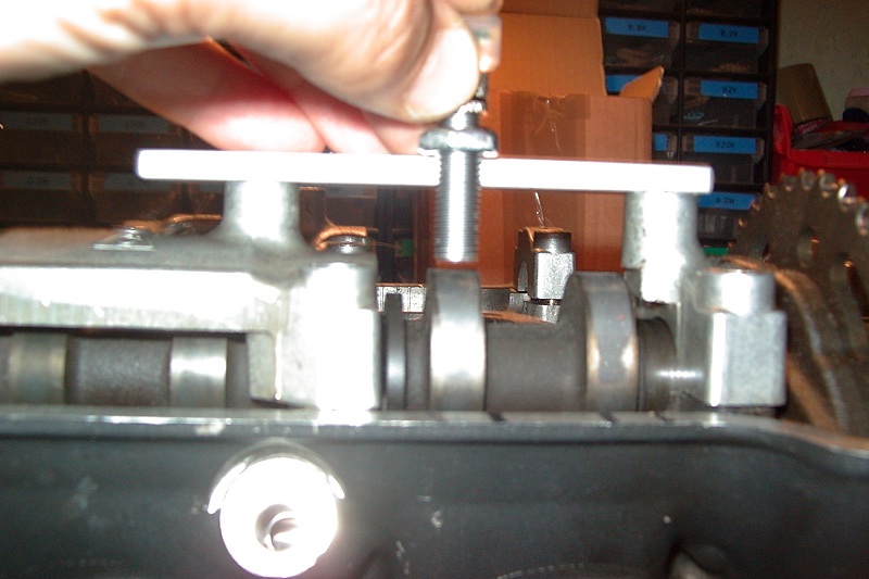 Die Leiste hat etwa die Stärke vom Ventildeckel