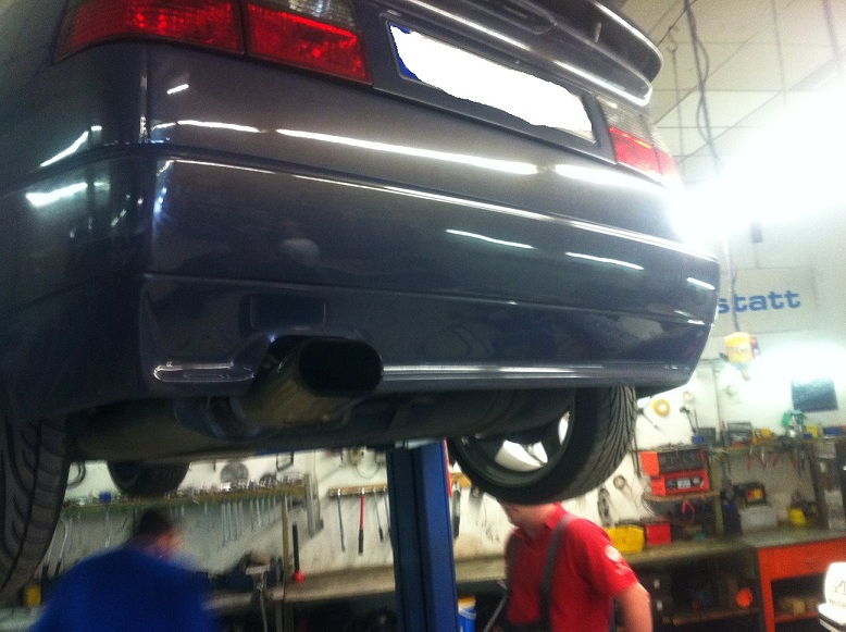 nach dem Versuch eine 4 vorne stehen<br />zu haben...(3te Lauf)...ist eine <br />Spritleitung auf dem Prüfstand geplatzt...war zwar blöde<br />aber besser da als auf dem nach <br />Hause weg ;)