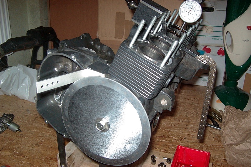 Uhr auf Kolben gesetzt und Gradscheibe auf OT ausgerichtet.